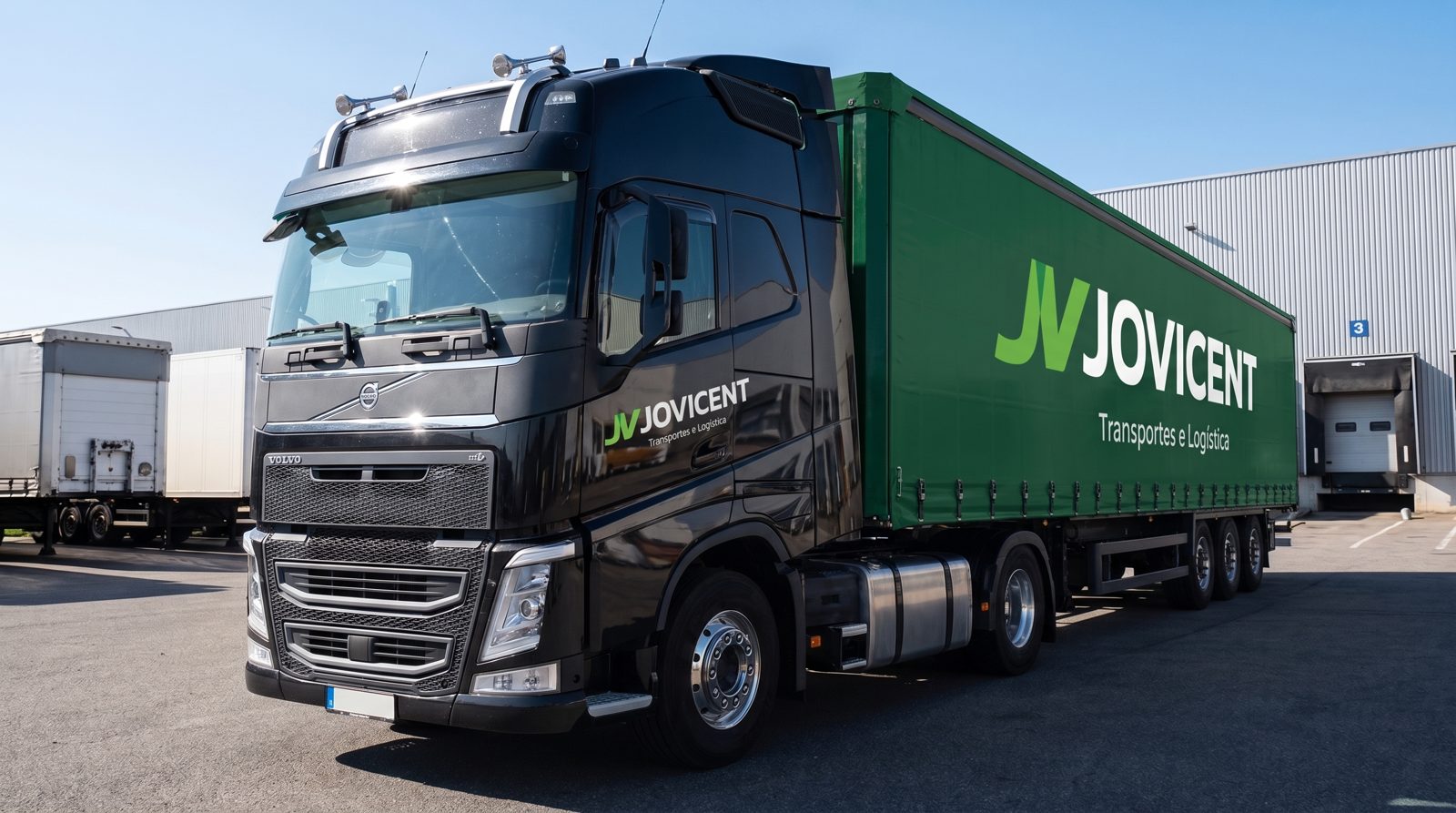 Carreta Jovicent em pátio de carga